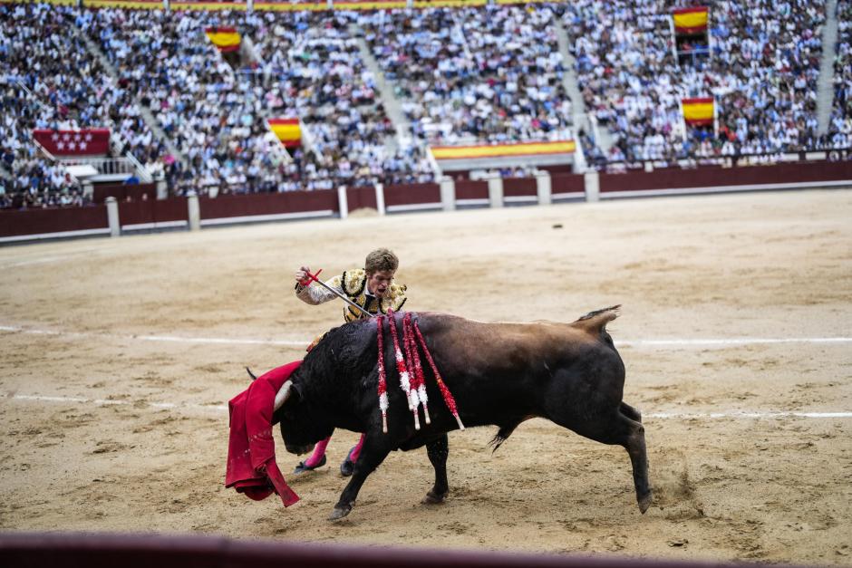 Borja Jiménez entra a matar al primero de su lote, por el que dio la vuelta al ruedo