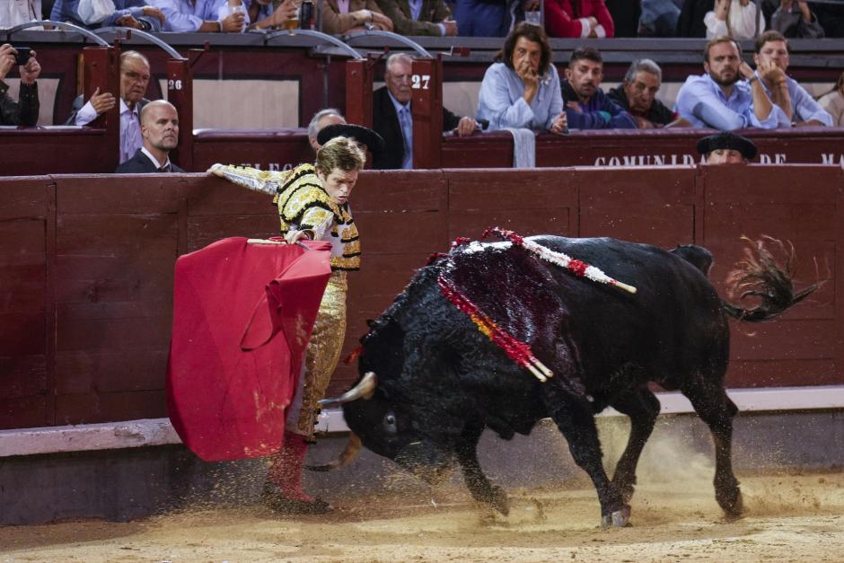 Jiménez recibió al sexto toro agarrado a la barrera