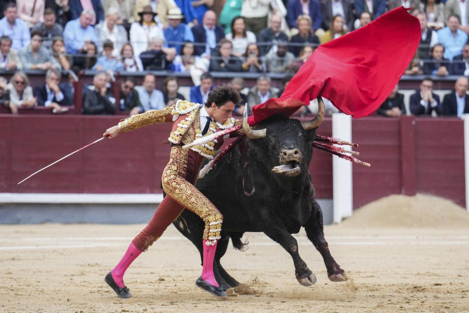 Pase de pecho de Roca Rey, poco antes de la cogida