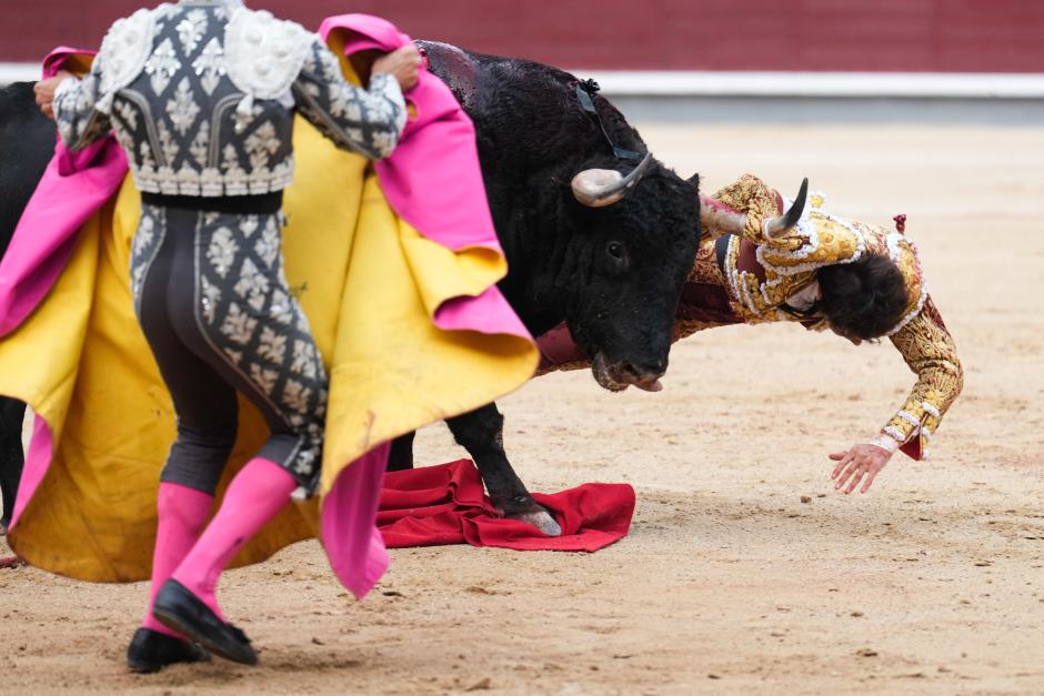 Tras la cogida, el diestro peruano se retiró a la enfermería, donde fue intervenido por cornada en el glúteo con anestesia general. La cogida le impidió torear al quinto de Fuente Ymbro.