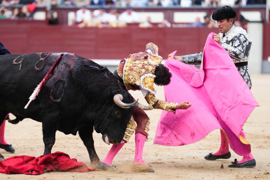 Los toros de Fuente Ymbro causaron división de opiniones en Las Ventas y el gran damnificado fue un Roca Rey que terminó herido por herida de hasta en el muslo derecho con dos trayectorias, según se detallaba en el parte médico.