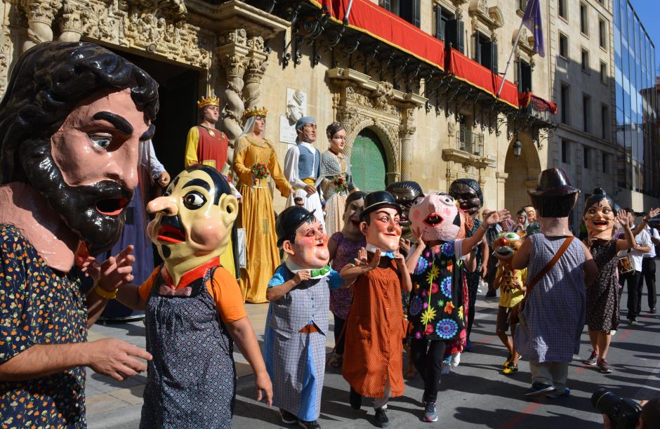 Imagen de los 'Nanos i Gegants' durante una celebración del 9 de octubre en Alicante