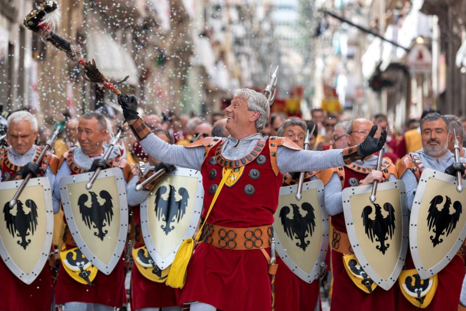 Imagen de un pasacalles de celebración de la entrada de Moros y Cristianos en la Comunidad Valenciana