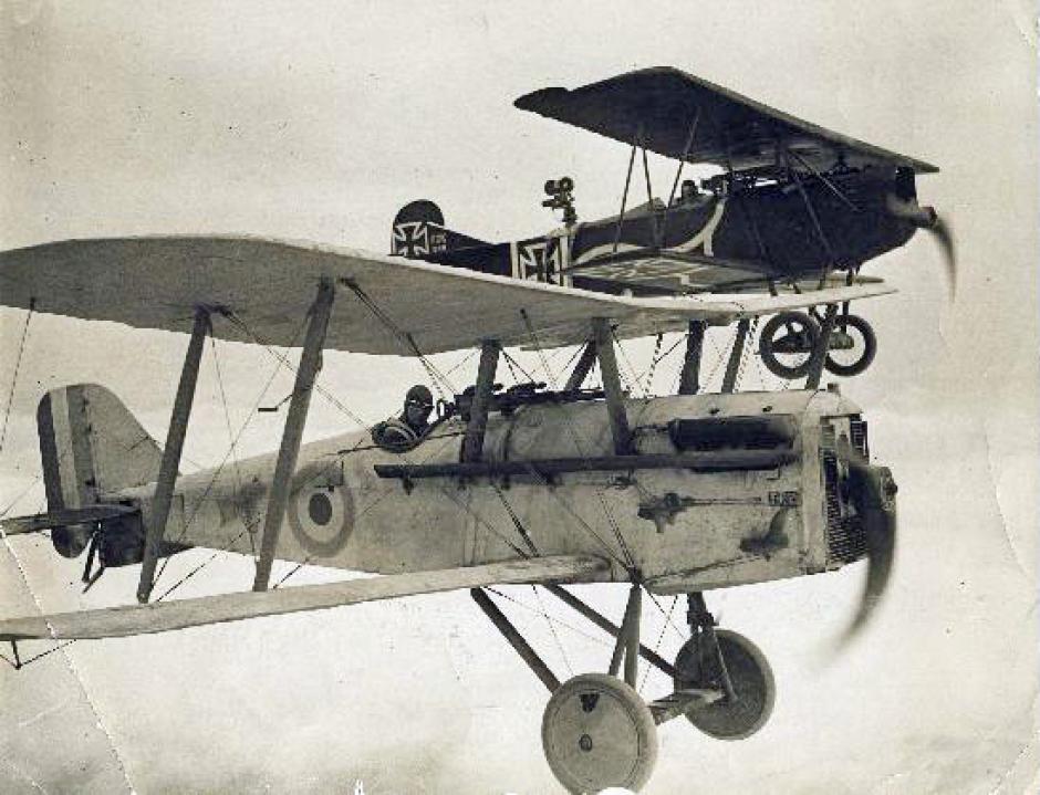 Clarke y Roy Wilson pilotando un S.E.5A (delante) y un Fokker D.VII (detrás) en la película Hell's Angels.