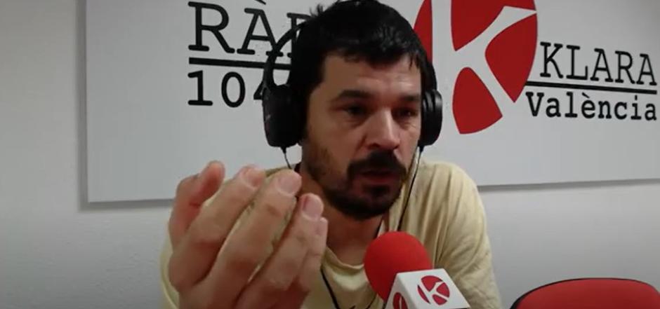 Octavi Ros, portavoz de Familes pel Valencià, entrevistado en una radio local