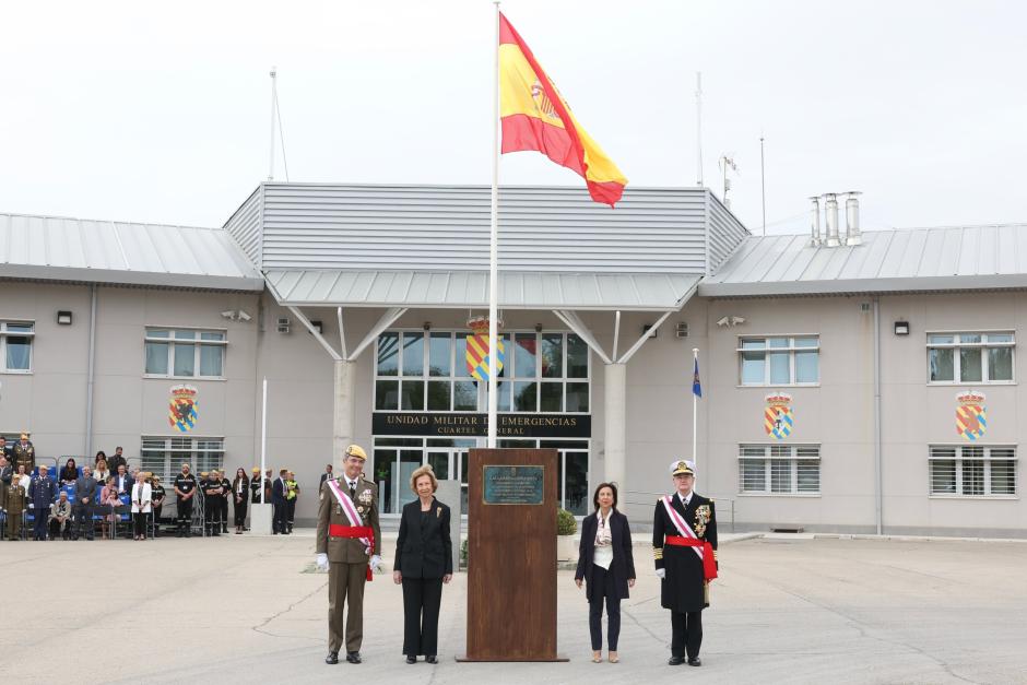 Doña Sofía, junto a la placa conmemorativa que ha descubierto