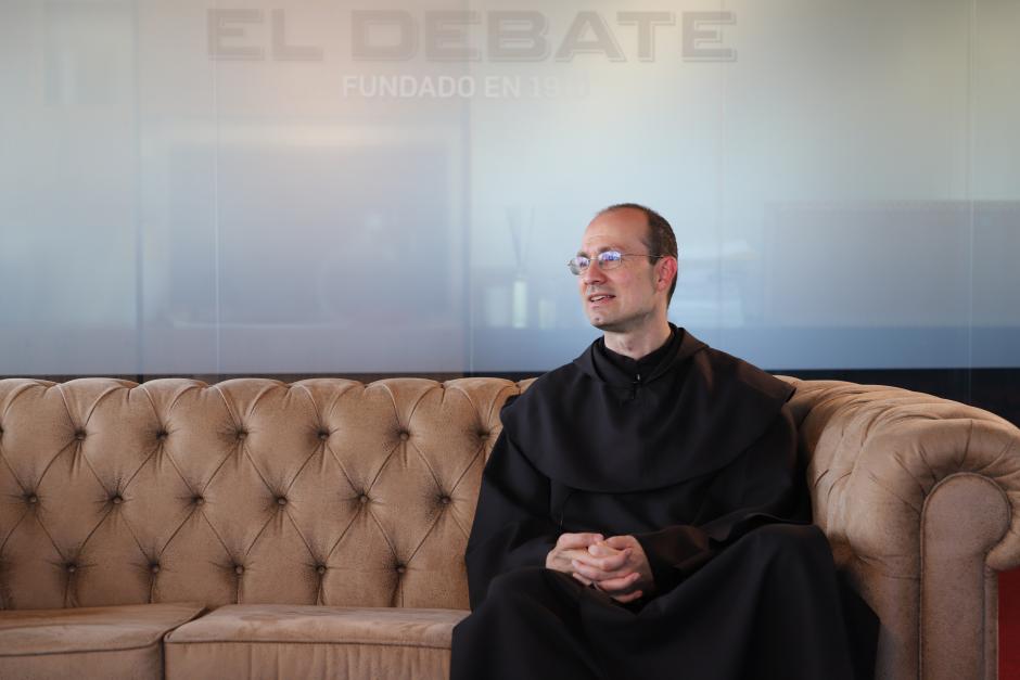 Fray Rafael durante la entrevista