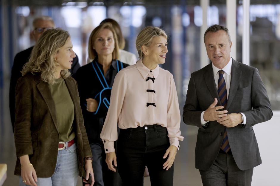 ARTEIXO (A CORUÑA), 07/10/24.- La vicepresidenta segunda del Gobierno y ministra de Trabajo y Economía Social, Yolanda Díaz, visita las instalaciones de Inditex en Arteixo (A Coruña), este lunes. EFE/Cabalar