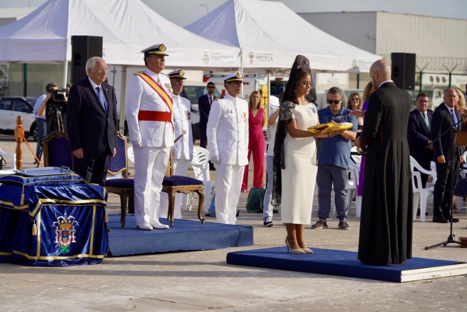 El presidente de la Ciudad  autónoma de Melilla, Juan José Imbroda, asistió al acto de entrega de la Bandera de Combate al patrullero ‘Isla Pinto’, en el que la diputada nacional Sofía Acedo ejerció como madrina