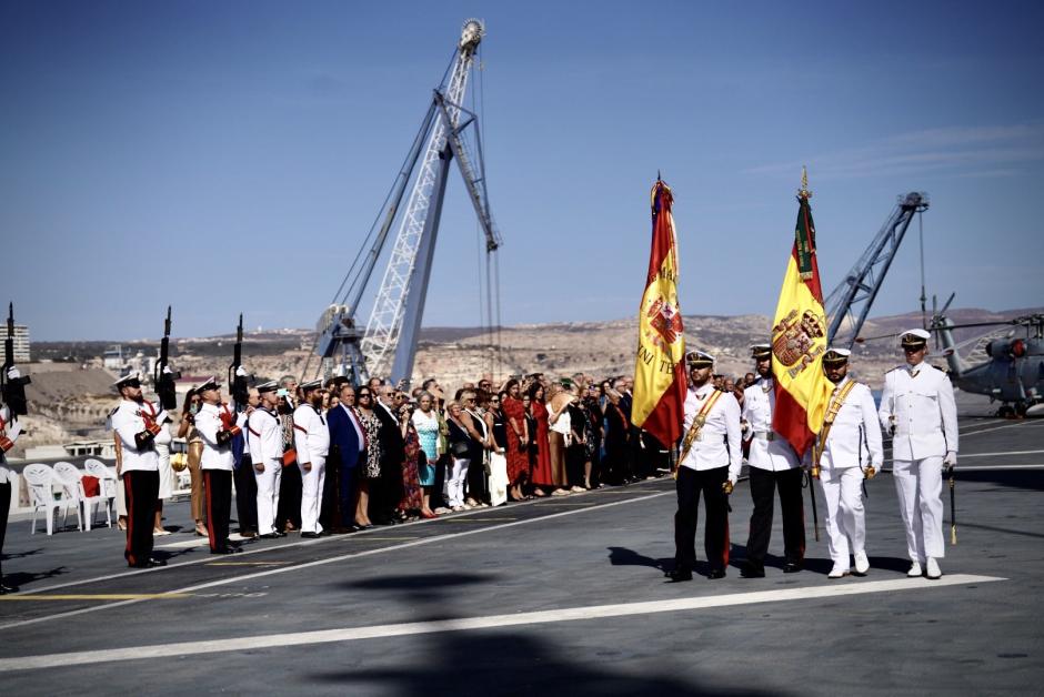 Imagen de la Jura de Bandera para personal civil que tuvo lugar a bordo del portaeronaves de la Armada Juan Carlos I