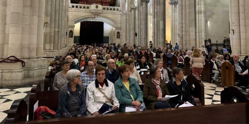 Algunos de los asistentes a la vigilia de oración por la paz