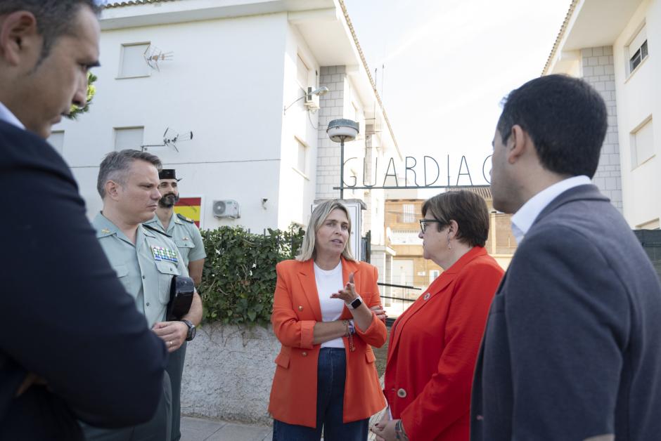 Visita de la presidenta de la Diputación, Marta Barrachina, al Cuartel de la Guardia Civil de Cabanes