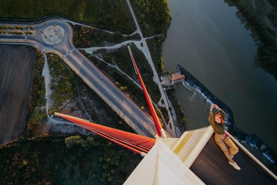 Una instagramer subida a lo alto del puente para hacerse una foto