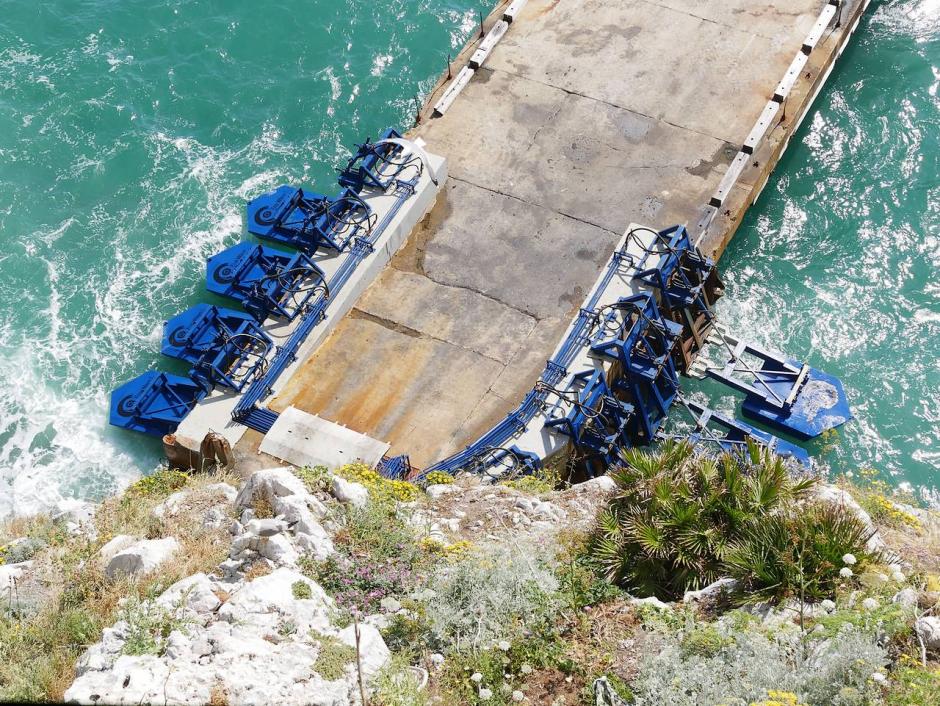 Imagen generadores de energía mediante la fuerza de las olas del mar