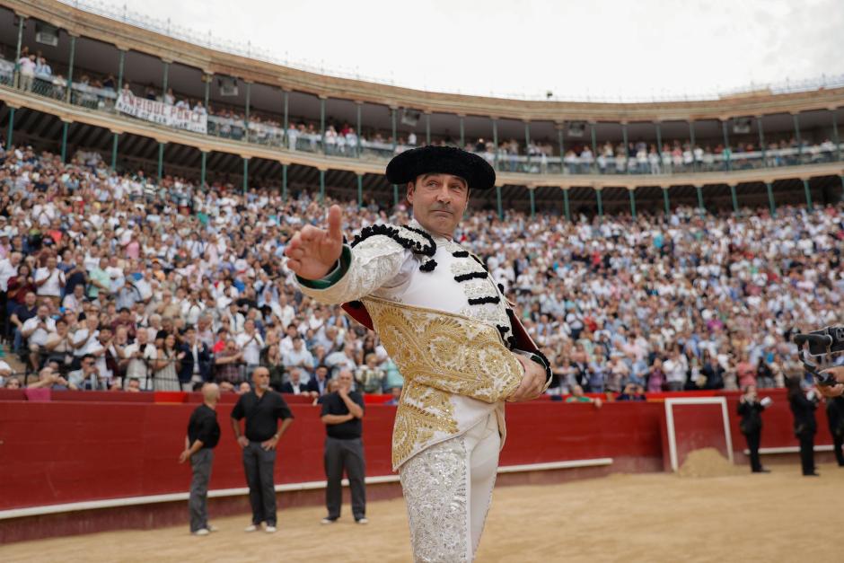 En su capote de paseo llevaba bordada la Virgen de los Desamparados