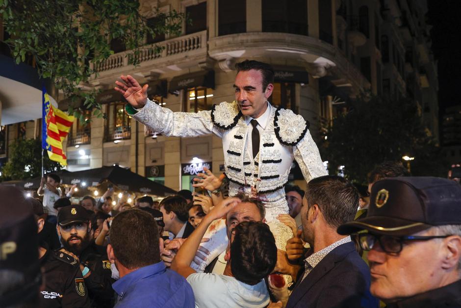 Enrique Ponce, a hombros por las calles de Valencia tras su última corrida en España