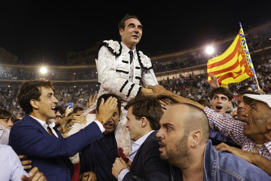 Enrique Ponce, a hombros en la Plaza de Toros de Valencia