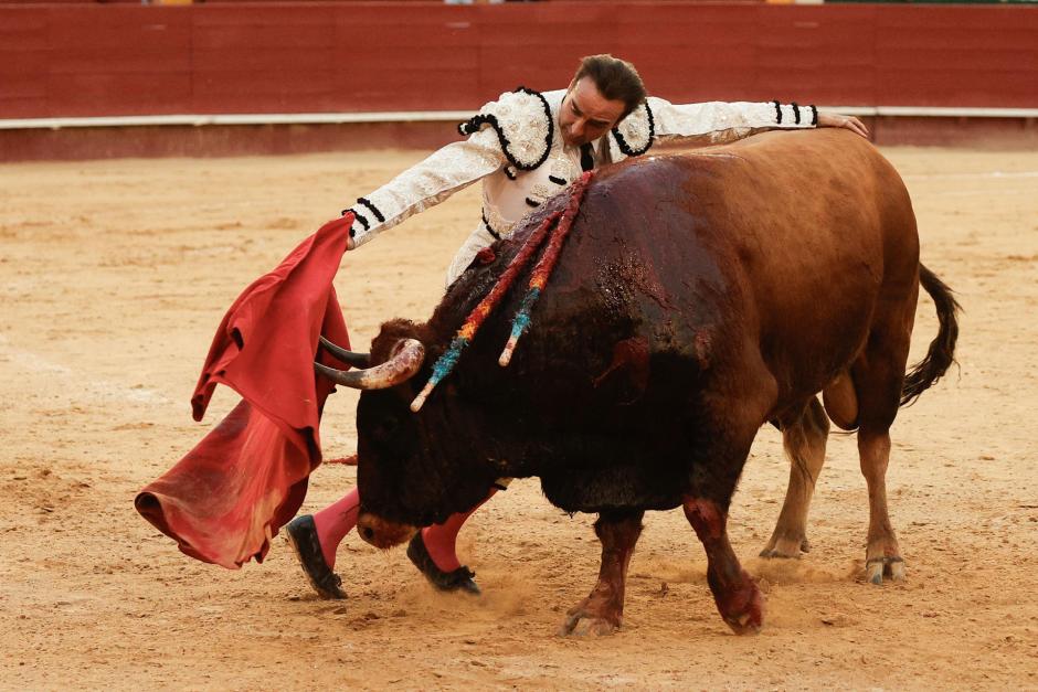 Enrique Ponce, con la muleta ante el primero de su lote, al que cortó una oreja