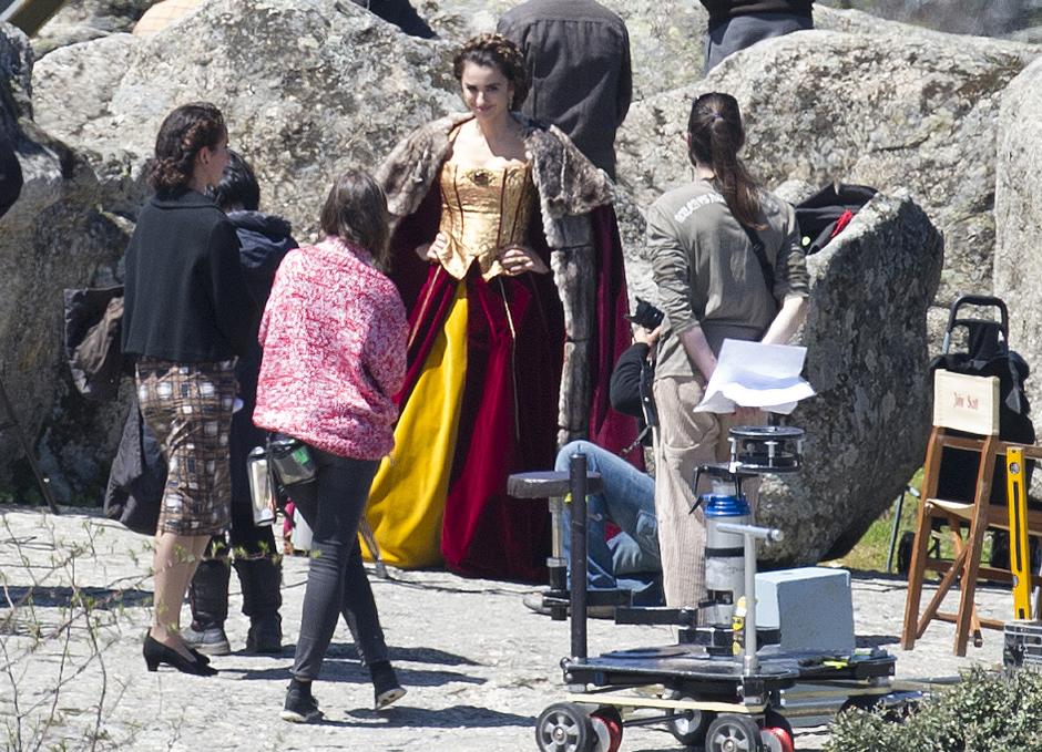 La actriz Penélope Cruz durante el rodaje de la película " La Reina de España " en Madrid.
25/04/2016