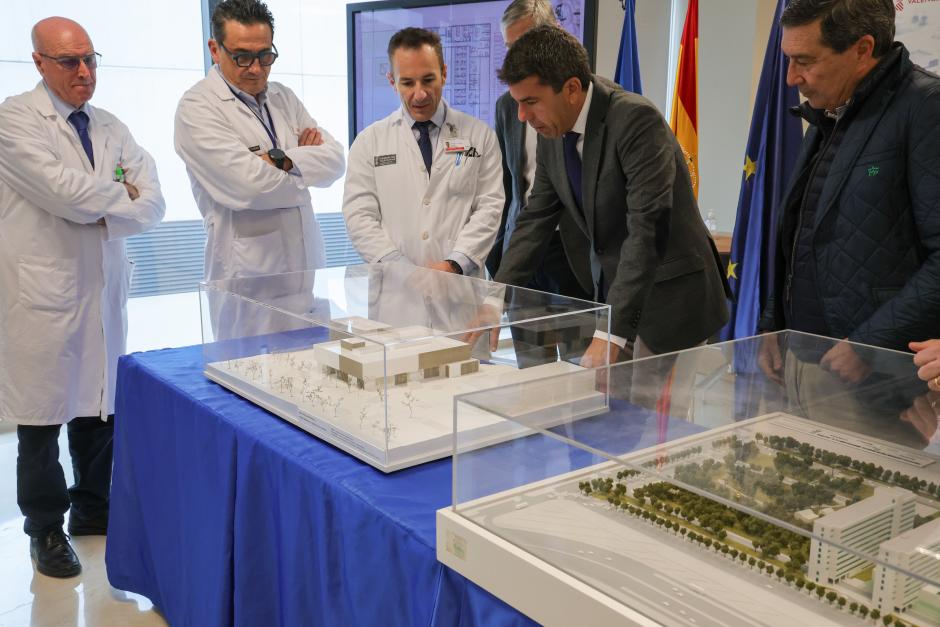 El presidente de la Generalitat Valenciana, junto a la maqueta del Centro de Protonterapia