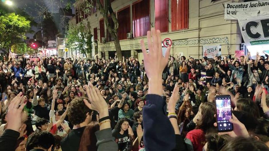 Una multitud de estudiantes protestan por el veto a la ley de financiación de Milei