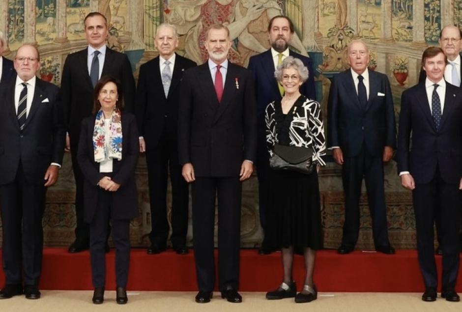 El Rey junto a la premiada y miembros del Real Consejo de las Órdenes Militares