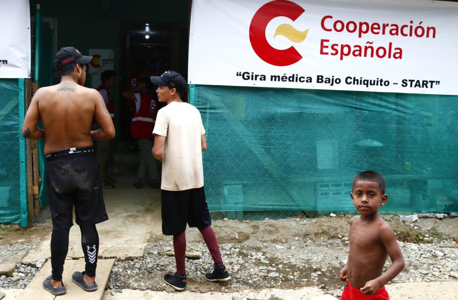 Personas esperan frente a un puesto de salud en Bajo Chiquito (Panamá)