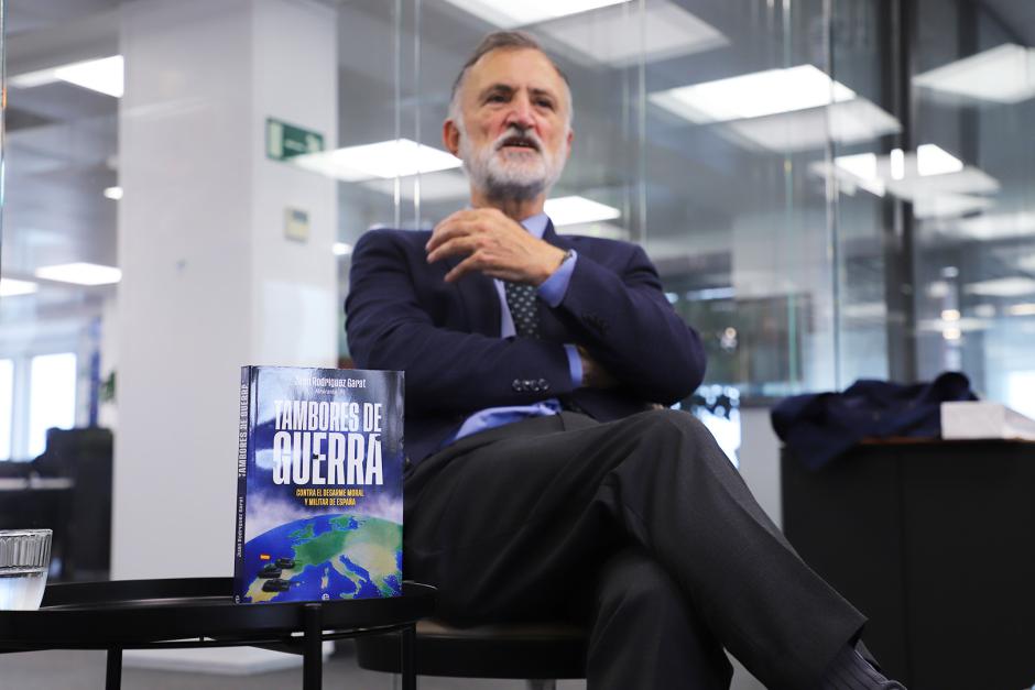 El almirante Juan Rodríguez Garat, en un momento de la entrevista en la Redacción de El Debate