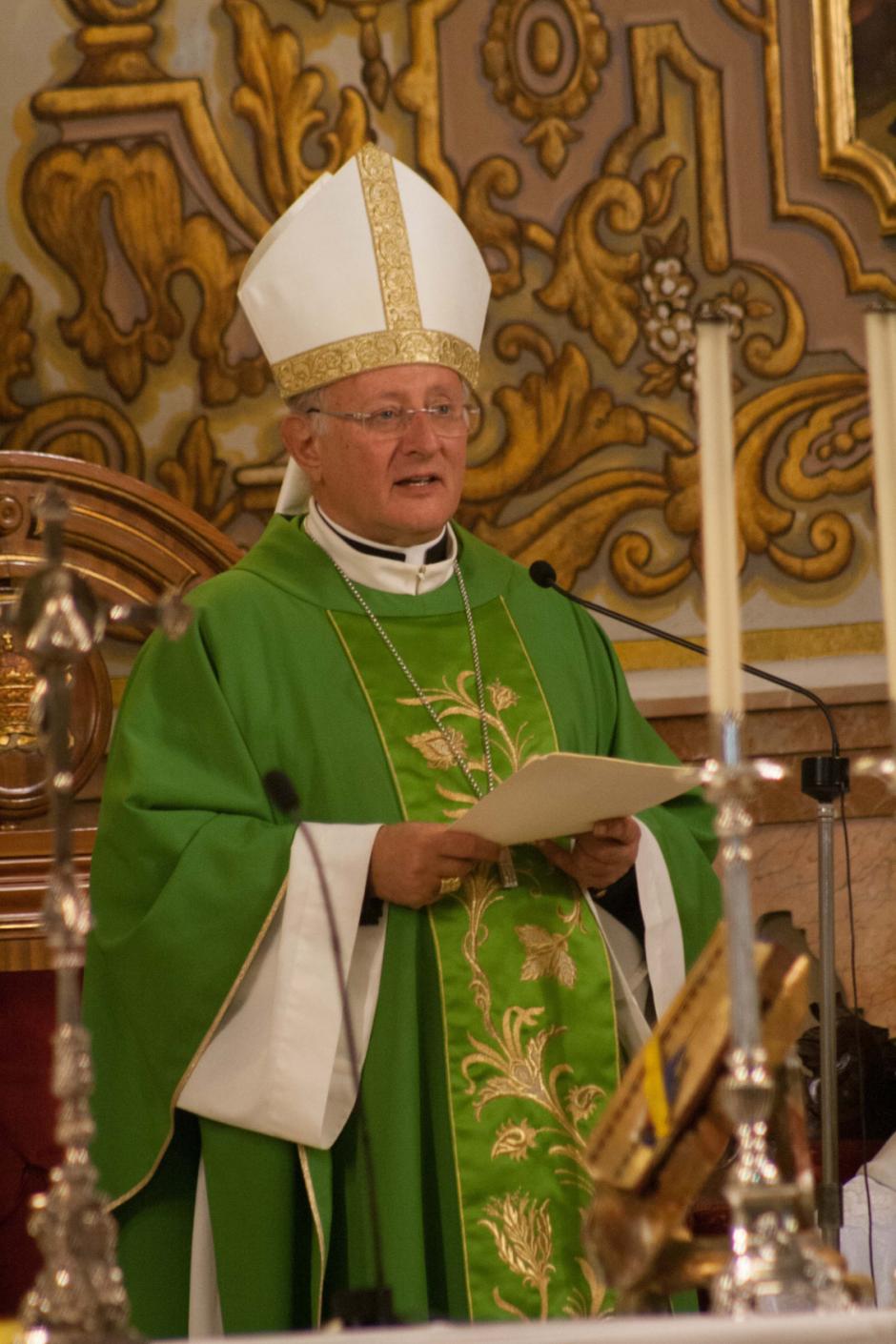 En la Conferencia Episcopal Española (CEE), fue desde 2008 miembro de la Junta episcopal para Asuntos Jurídicos