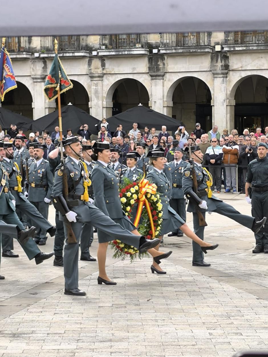 Un momento del homenaje a los caídos que ha tenido lugar en el centro de Vitoria