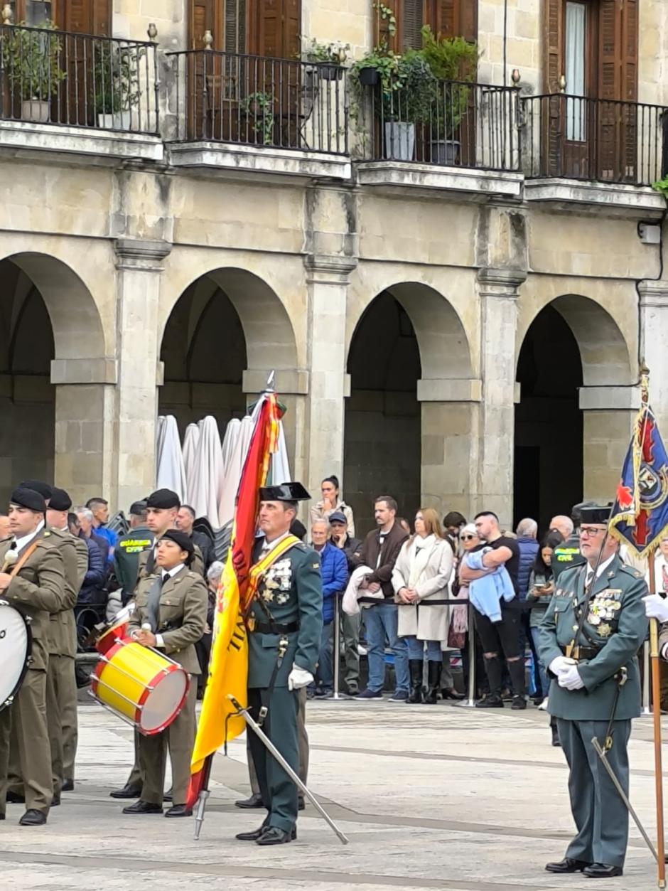 La Guardia Civil de Vitoria desfila por las calles de la ciudad