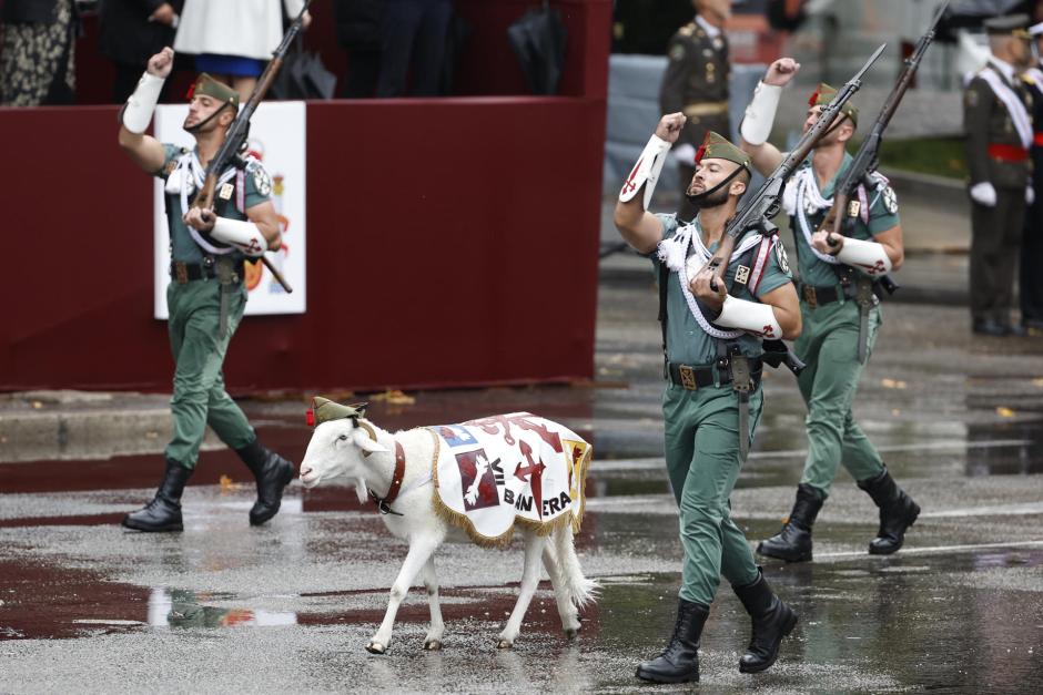 Unidades de La Legión con la cabra, durante el tradicional desfile del Día de la Fiesta Nacional