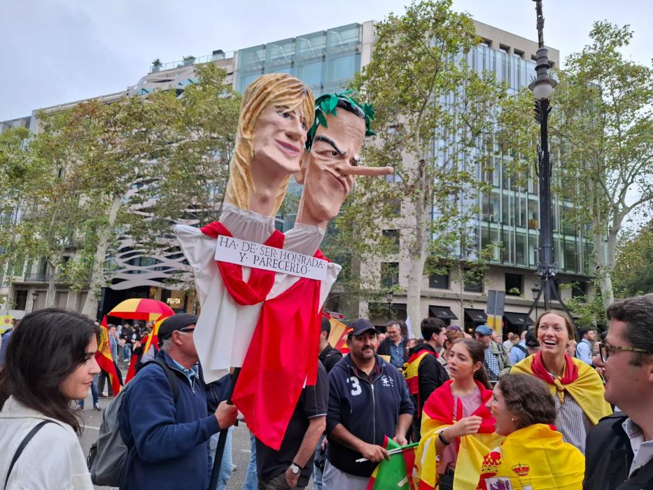 Un 'ninot' de Pedro Sánchez y su mujer. Su autor señala que lo ha traído para darle "plástica" a la fiesta