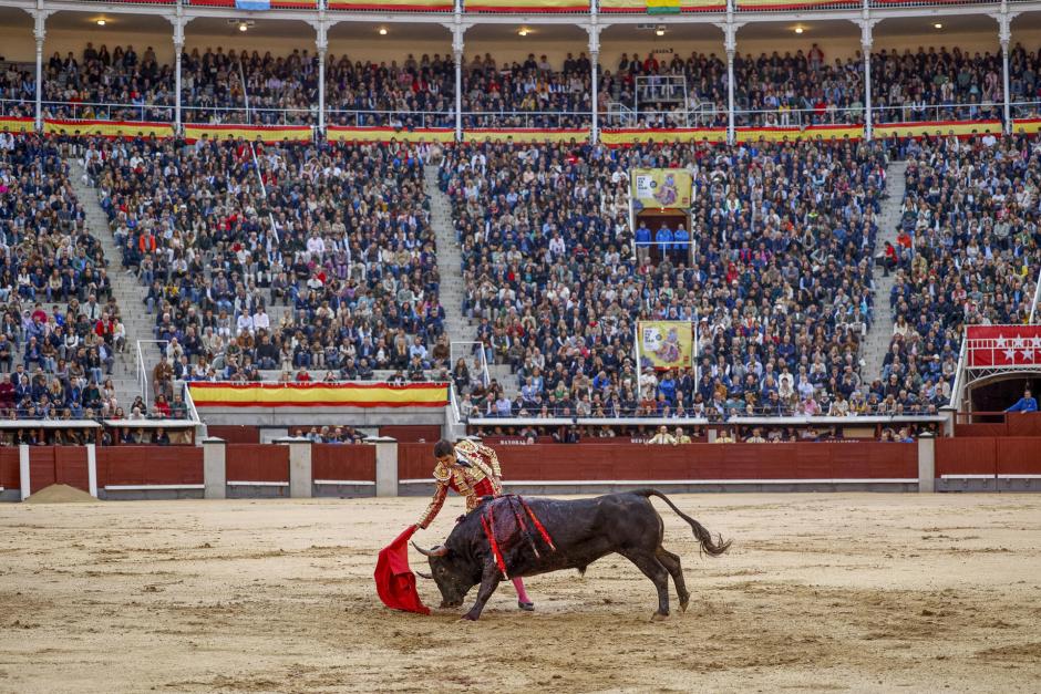 Miguel Ángel Perera, durante la lidia del primero de su lote en el mano a mano con Emilio de Justo. La Plaza de las Ventas de Madrid volvió a lucir repleta