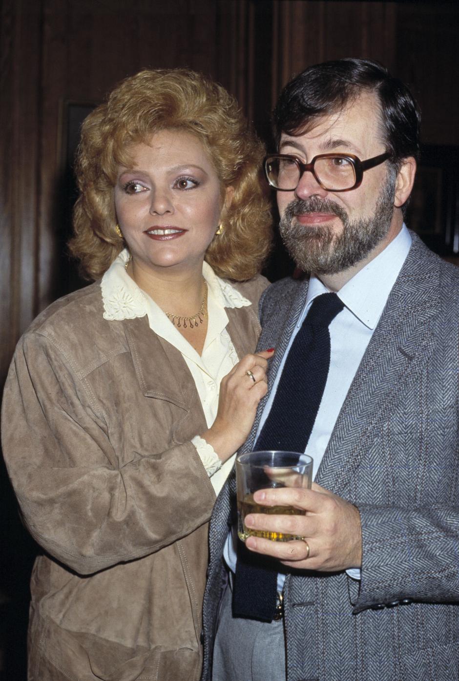 MAYRA GOMEZ KEMP
ACTRIZ Y PRESENTADORA DE TELEVISION.CUBA1948-
FOTOGRAFIA JUNTO  A NARCISO IBAÑEZ SERRADOR
AÑO 1981