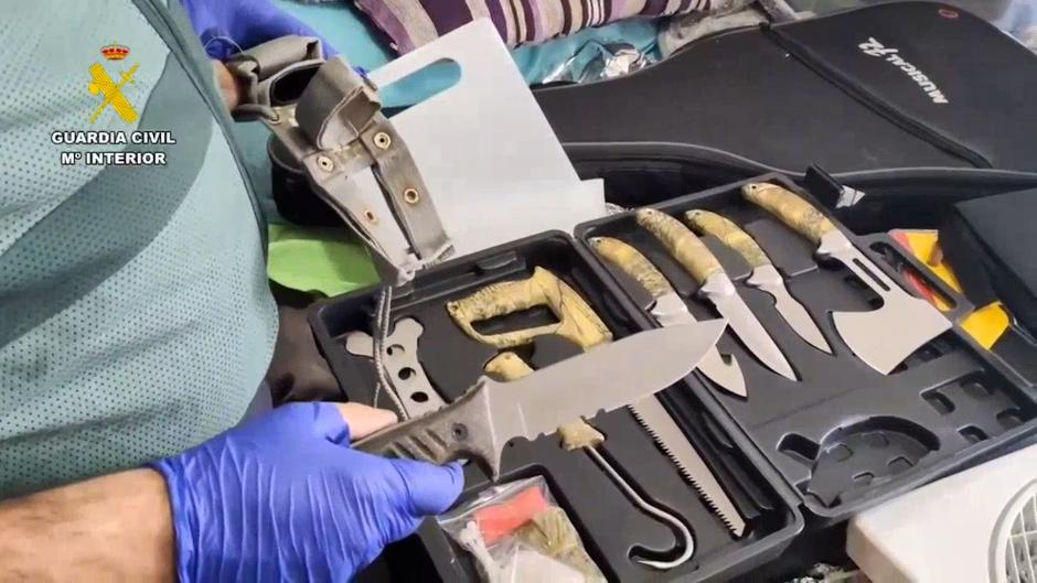 Entre los efectos incautados también había abundantes armas blancas
