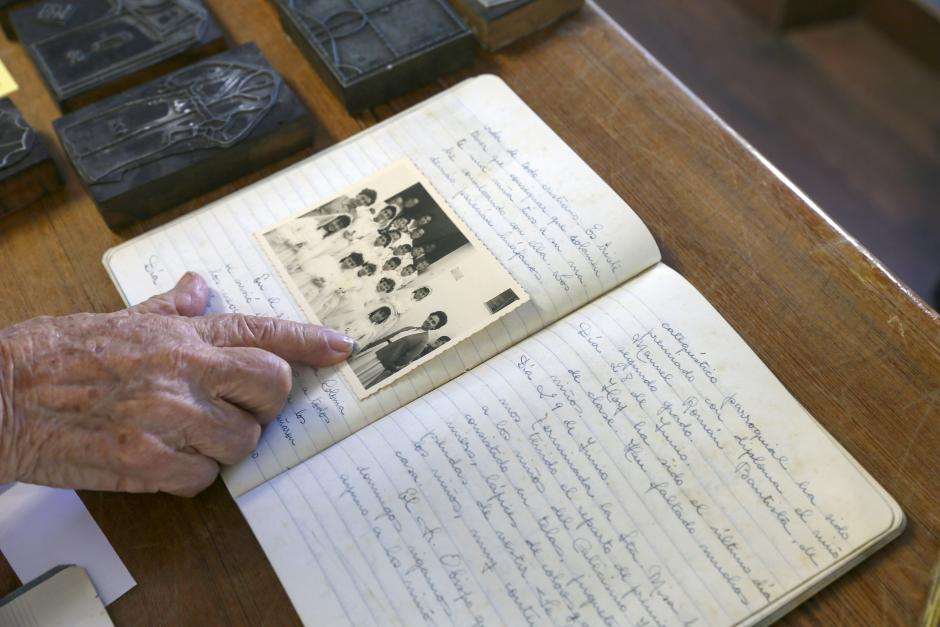 La misionera María Rosa Clotet, de 77 años, señala una foto de huérfanos en su primera comunión en Tánger en los años 50