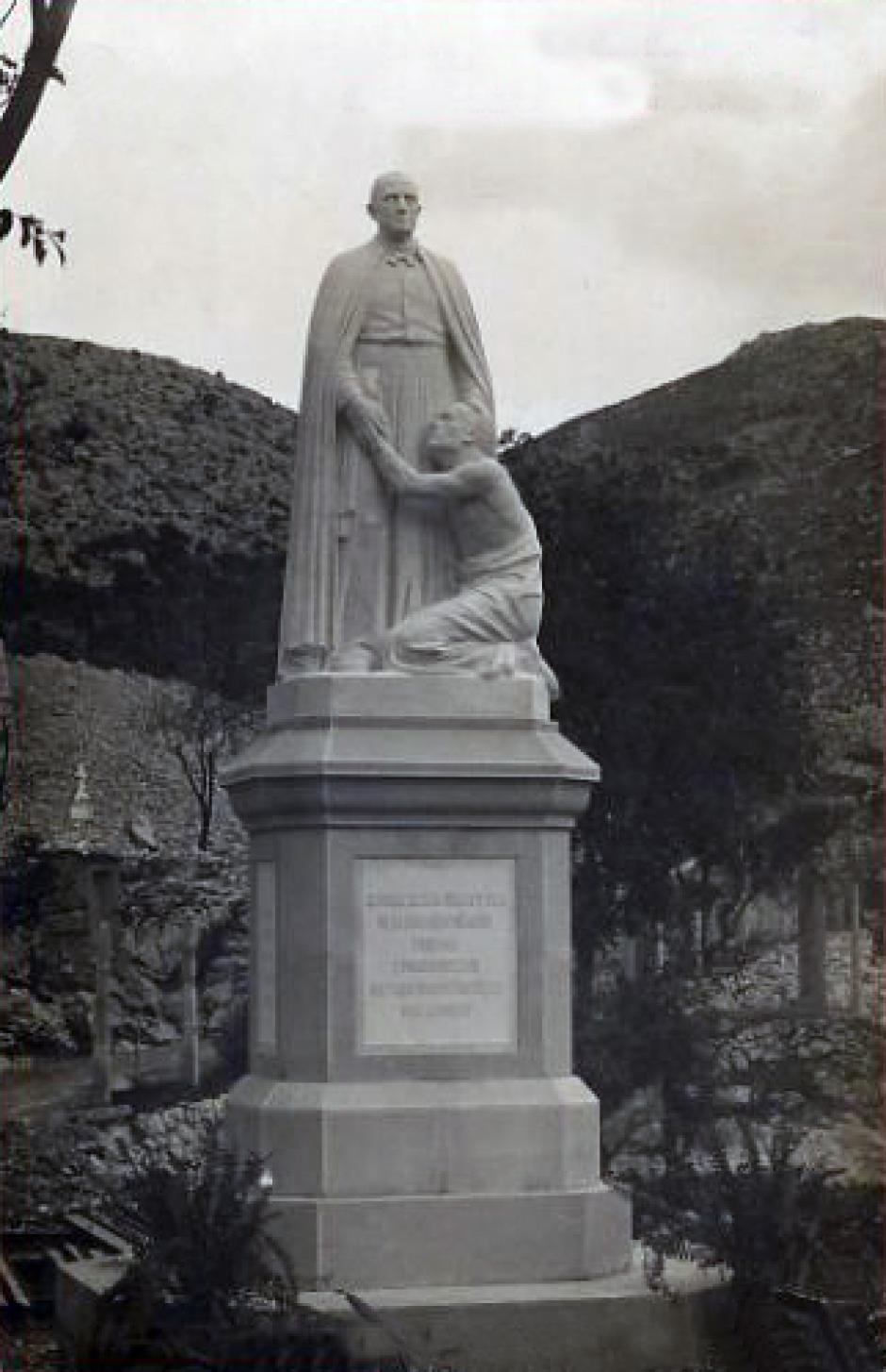 Estatua del padre Carlos Ferrís en Fontilles