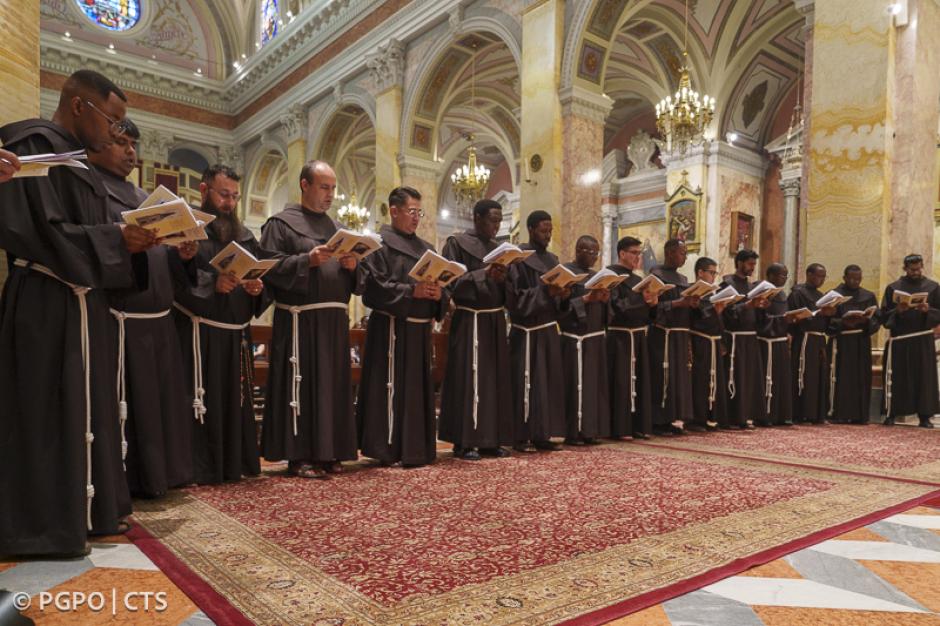 Los 16 nuevos profesos franciscanos provienen de 10 países