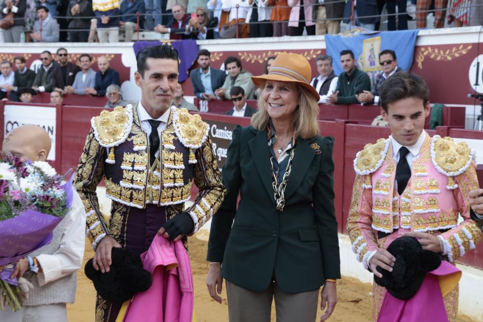 La Infanta Elena, con su media melena rubia y maquillaje tostado