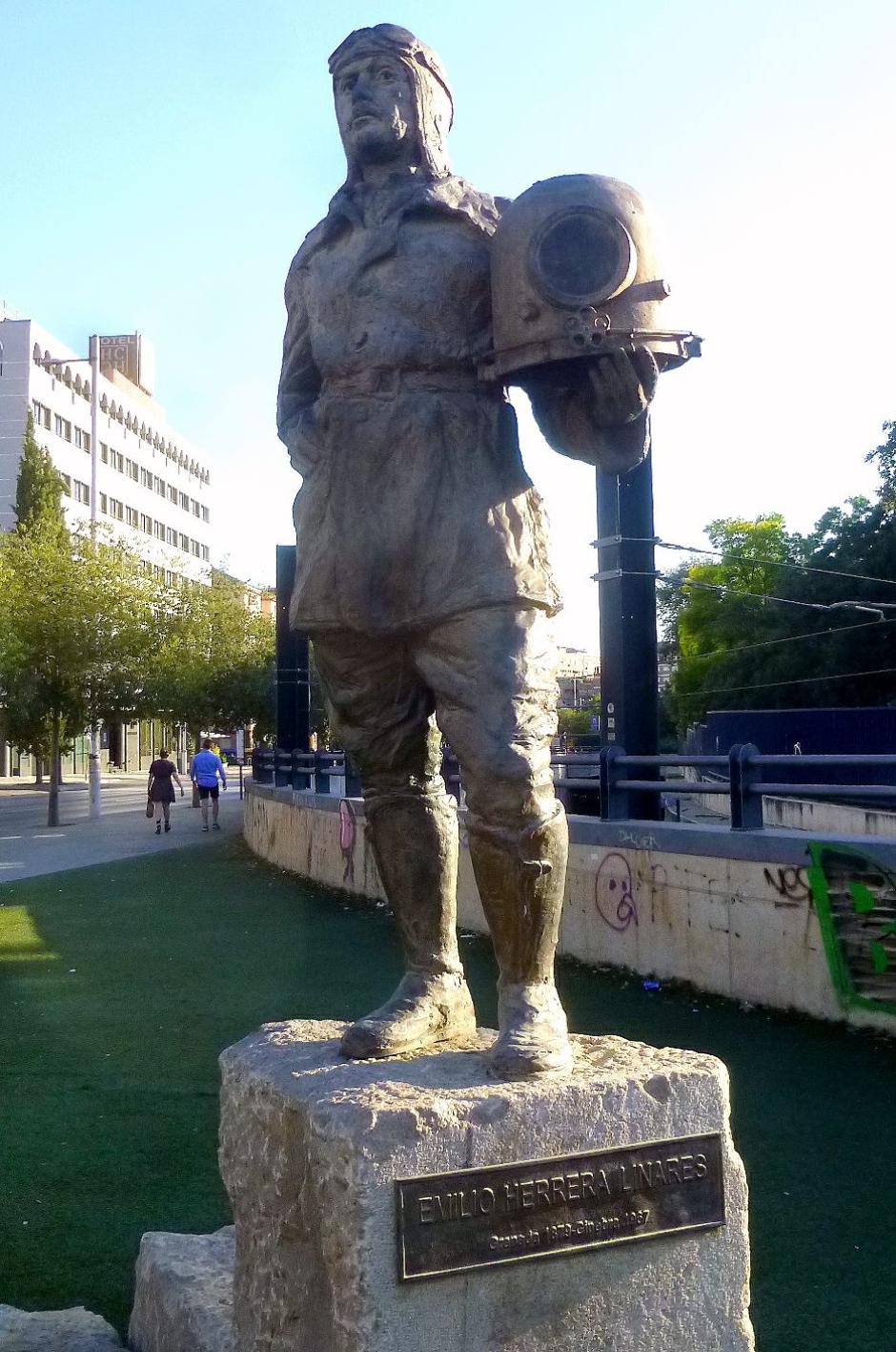 Estatua de Emilio Herrera Linares