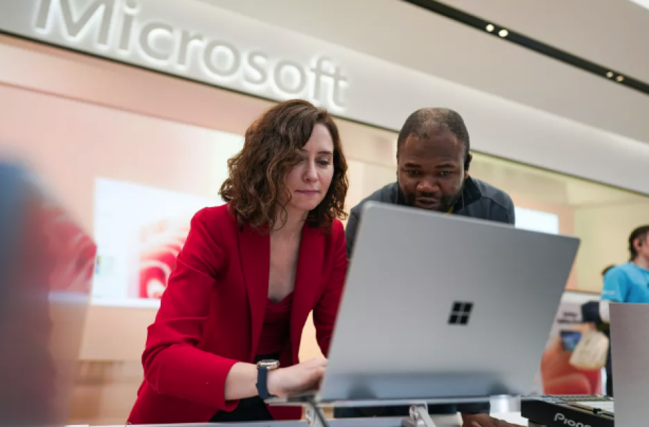 Ayuso en una de las oficinas de Microsoft