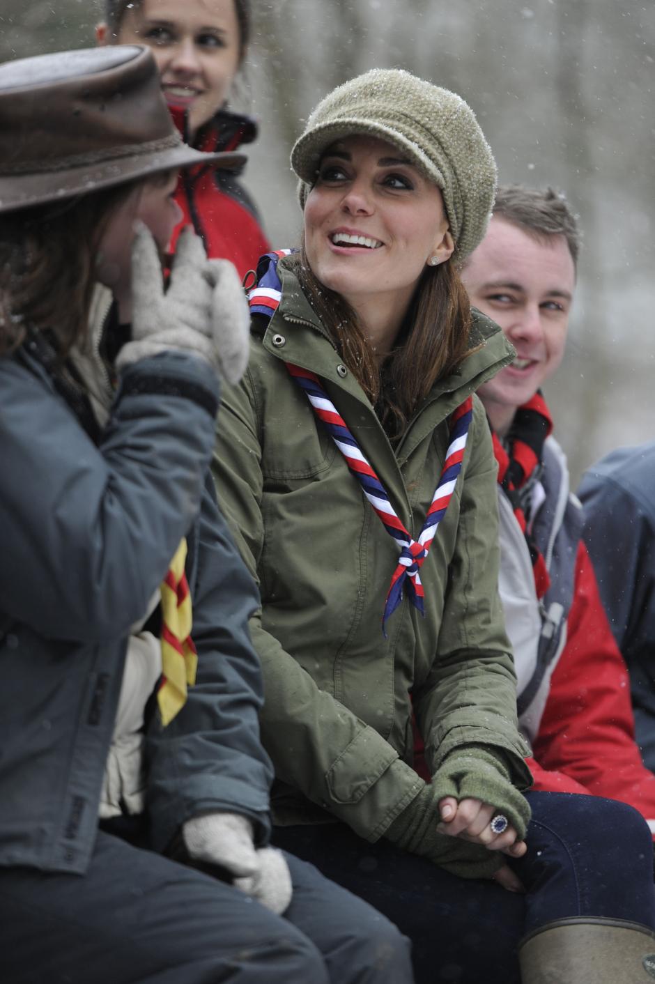 The Duchess of Cambridge, Kate Middleton during her visit to the and Cub Scouts at the Great Tower Scout Camp near Newby Bridge in Cumbria.
en la foto : pañuelo scout