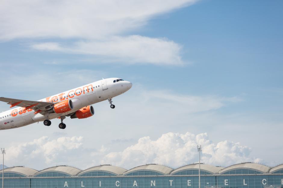 Un avión despega en el aeropuerto de Alicante-Elche