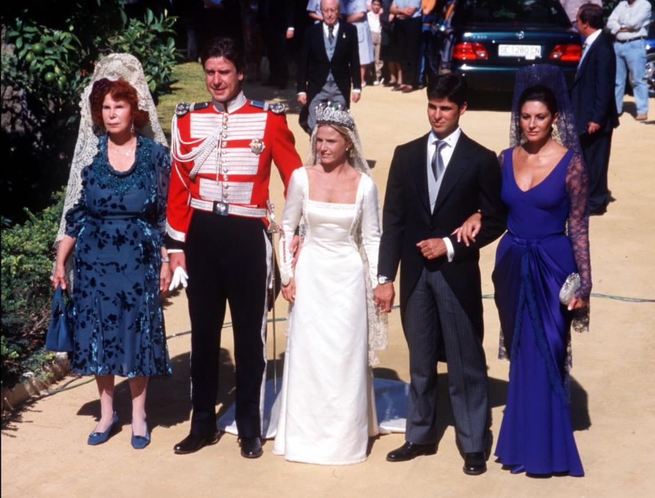 EUGENIA MARTINEZ DE IRUJO Y EL TORERO FRANCISCO RIVERA ORDOÑEZ JUNTO A LA DUQUESA DE ALBA, CAYETANO MARTINEZ DE IRUJO Y CARMEN ORDOÑEZ EL DIA DE SU BODA
LA / AC / JS / AA / JX / ©KORPA
23/10/98 SEVILLA