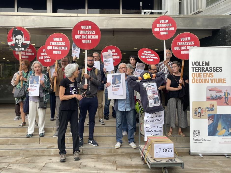 Miembros de la Favb este martes en rueda de prensa delante del Ayuntamiento de Barcelona.

EUROPA PRESS
15/10/2024