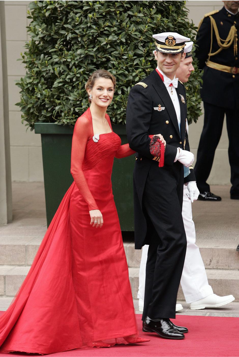 EL PRINCIPE FELIPE DE BORBON Y SU PROMETIDA DOÑA LETIZIA ORTIZ ( VESTIDA DE LORENZO CAPRILE ) EN LA BODA REAL DEL PRINCIPE HEREDERO FEDERICO DE DINAMARCA Y LA ABOGADA AUSTRALIANA MARY ELIZABETH DONALDSON , CLEBRADA EN LA CATEDRAL DE COPENHAGEN
ACTION PRESS / ©KORPA
14/05/2004
 *** Local Caption *** ACTION PRESS / OHLENBOSTEL/LANGBEHN / #00357.051#
WEDDING OF MARY DONALDSON AND CROWN PRINCE FREDERIK. FELIPE AND LETIZIA ORTIZ ROCASOLANO OF SPAIN ARE LEAVING THE "FRUE KIRKE" IN COPENHAGEN ON MAY 14, 2004 AND GETTING INTO THE CARRIAGE.