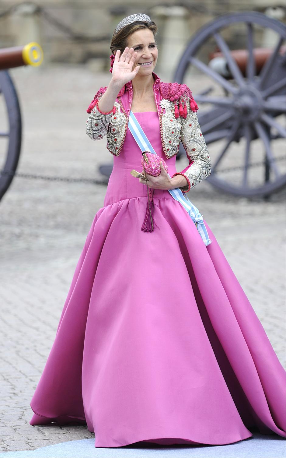 Princess Elena of Spain at the wedding of Crown Princess Victoria of Sweden and Daniel Westling at Stockholm Cathedral
en la foto : vestida de " Lorenzo Caprile "