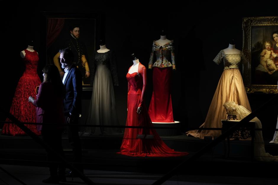 MADRID, 15/10/2024.- Piezas que forman parte de la exposición 'Lorenzo Caprile', un viaje por los vestidos más icónicos del modista inaugurada este martes en la Sala Canal de Isabel II en Madrid. EFE/ Borja Sanchez-Trillo