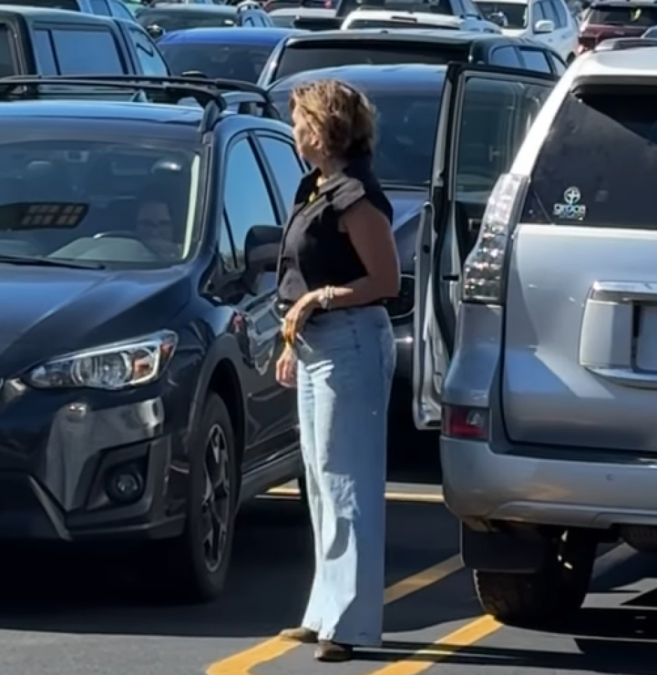 El momento clave para el robo es cuando se baja a mirar y deja el coche arrancado